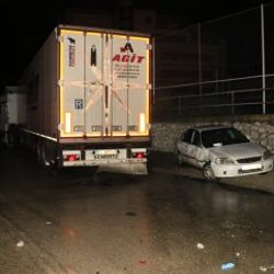 Adana'da tır kırmızı ışıkta bekleyen 2 araca çarptı