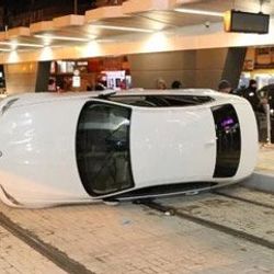 Alkollü sürücü, tramvay durağındaki yayaya çarptı