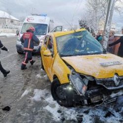Sakarya'da taksi elektrik direğine çarptı: 4 yaralı