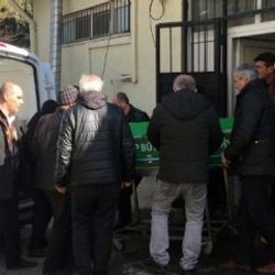 Refüje çarpan otomobilin sürücüsü öldü