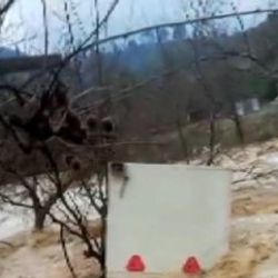 Mersin'de konteyner ev sel sularına kapıldı