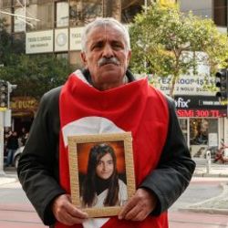 Dağa kaçırılan kızı için evlat nöbetini İzmir'de sürdürdü
