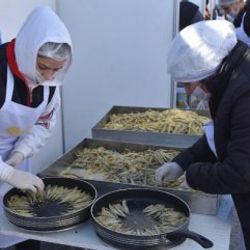 İzmir'de karadeniz rüzgarı: 10 ton hamsi tüketildi