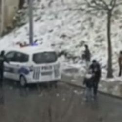 Çocukların kartopu eğlencesine polis de katıldı