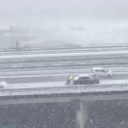 Polis memurları trafikte kalan aracı itti