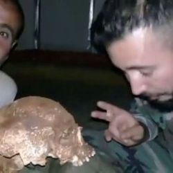 Esad rejimi askerleri mezardan kafatası çıkardı