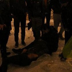 Poşetle karda kayarken kafasını kaldırıma vurdu