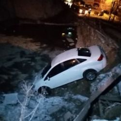 Tekirdağ'da bir araç inşaat çukuruna uçtu