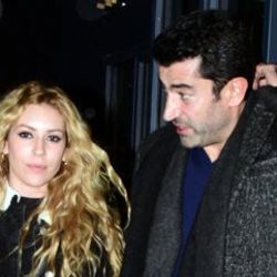 Kenan İmirzalıoğlu'nun cüzdanını Sinem Kobal taşıyor