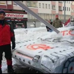 Giresun'da, Mehmetçikler için kardan tank yaptı