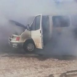 Kars’ta donan minibüs, altında ateş yakılırken alev aldı