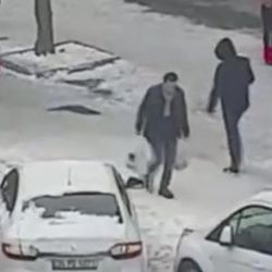 Buz tutan sokaklarda birçok kişi kayarak düştü