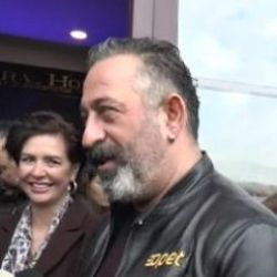 Cem Yılmaz'a sevgilisi ile arasındaki yaş farkı soruldu