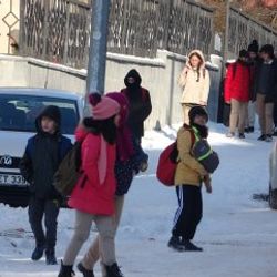 Ardahan'da eksi 38 derecede okula gidiyorlar