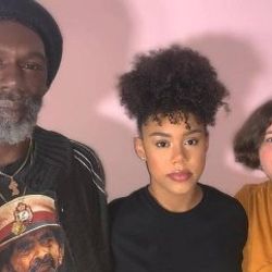 Londra'da, afro saçları olan kız okula alınmadı