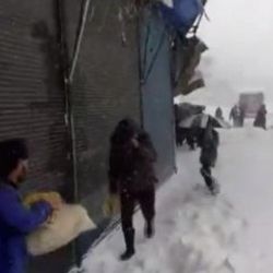 İran’da yoğun kar yağışı 8 can aldı
