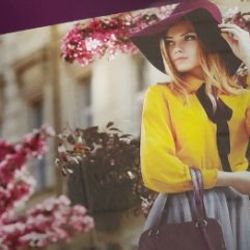 Muhafazakar giyim fuarı reklamında başı açık manken