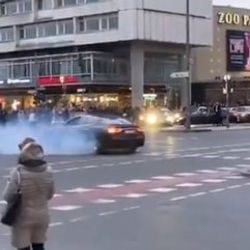 Türk düğün konvoyu Berlin'de yolu kapattı