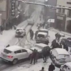Artvin'de vatandaşın karda kayan araçlara verdiği tepki