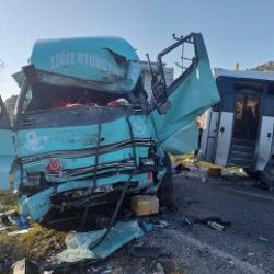 İzmir'de servis aracı ile kamyon çarpıştı: 4 ölü 8 yaralı