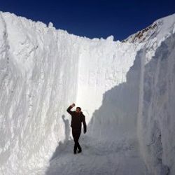 Yüksekova’da 6 metreyi bulan kar