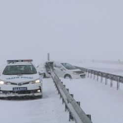 Sivas'ta otomobil bariyerlere saplandı: 1 ölü 3 yaralı