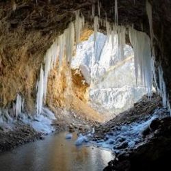 Erzincan'daki tarihi Taş Yol buz tuttu