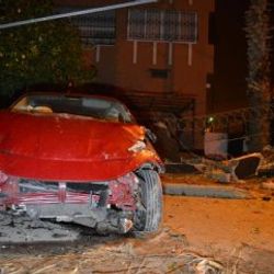 Adana'da bir otomobil evin duvarını yıktı: 4 yaralı