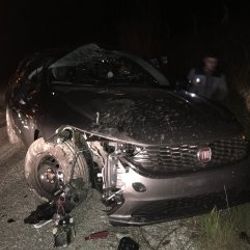 Aydın'da takla atan araç kayalara çarparak durdu