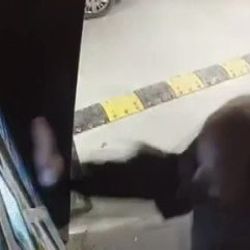 Havalimanı otoparkındaki ödeme cihazını tekmeledi