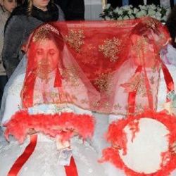 Zihinsel engelli kardeşler için temsili damatsız düğün