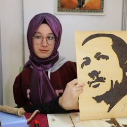 Ayağıyla çizdiği resmi Erdoğan'a hediye etmek istiyor
