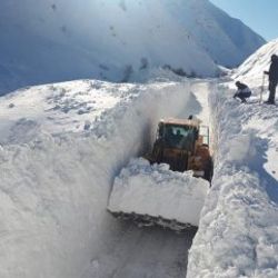 Hakkari'de kar, iş makinesinin boyunu aştı