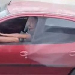 Mersin'de bir sürücü ayağını pencereden çıkartıp, araç kullandı