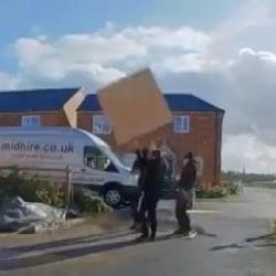 Havalanan kontrplak adamın kafasına çarptı