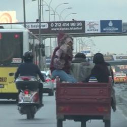 Motosikletle tehlikeli yolculuk