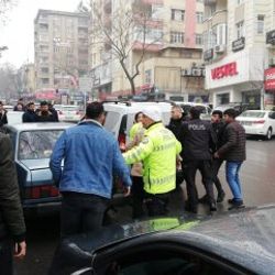 Kendisini uyaran garsona saldırdı