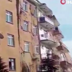 Elazığ'da hasarlı bina çöktü