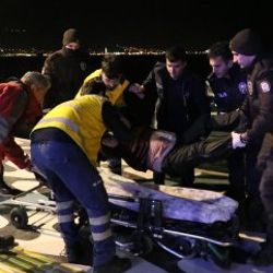 İzmir'de denize düşen yaşlı adamı polis kurtardı