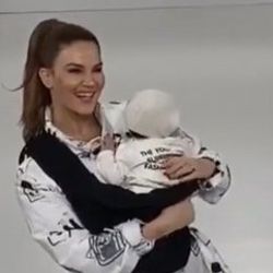 Tülin Şahin, bebeğiyle podyumda