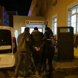 Komşusunu eve çağırıp silahla öldürdü