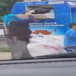 Giysi kumbarısını akılalmaz yöntemle boşalttı