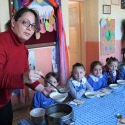 Öğrencilerine her sabah çorba pişiriyor