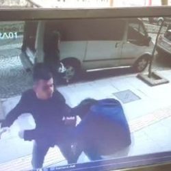 Eski okul arkadaşıyla tokalaşıp yumruklarla saldırdı