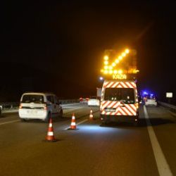 Kamyonete yardım etmek isteyenlere tır çarptı