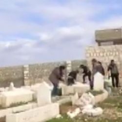 Esad rejimine bağlı güçler mezar yağmaladı