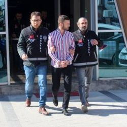 Kocaeli'de işten çıkarılan adam amirinin evini taradı