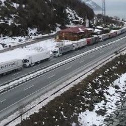 Sarp Sınır Kapısı'ndaki tır kuyruğu, Fındıklı'ya ulaştı