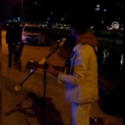 Hatay'da otomobili bağlanan müzisyenden mini konser