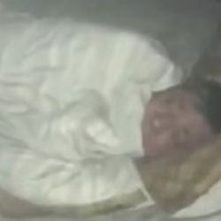 Mutfağı yanarken uyumaya devam eden adam